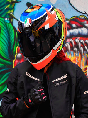 Cascos y guantes para motociclistas